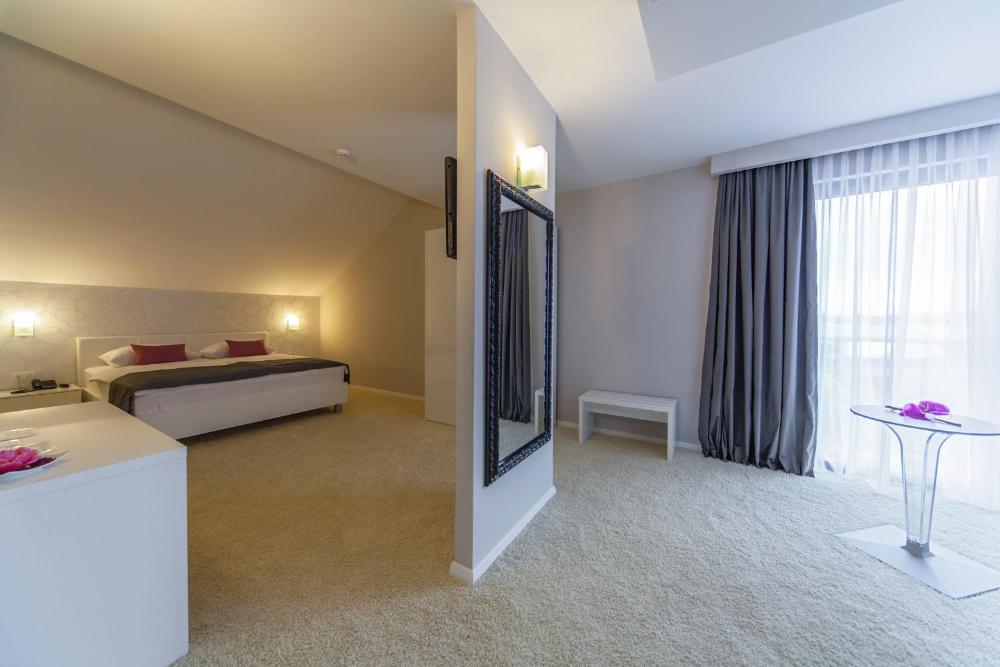 Deluxe Suite with Sea View and Balcony