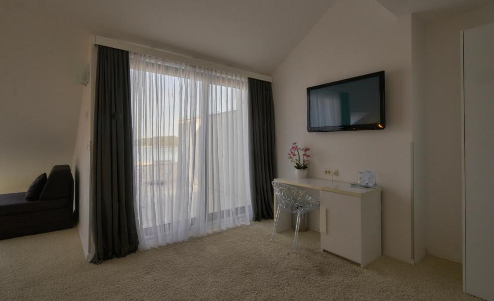 Room image 4